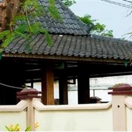 Queen Star Hotel Ngingas Buitenkant foto