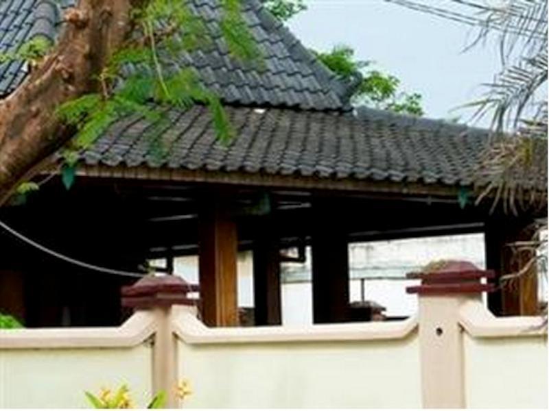 Queen Star Hotel Ngingas Buitenkant foto